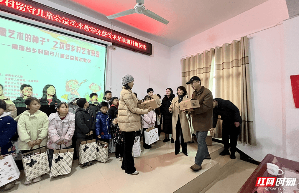 湘潭：志愿者贺文兵子承父志做公益 艺术种子撒乡村